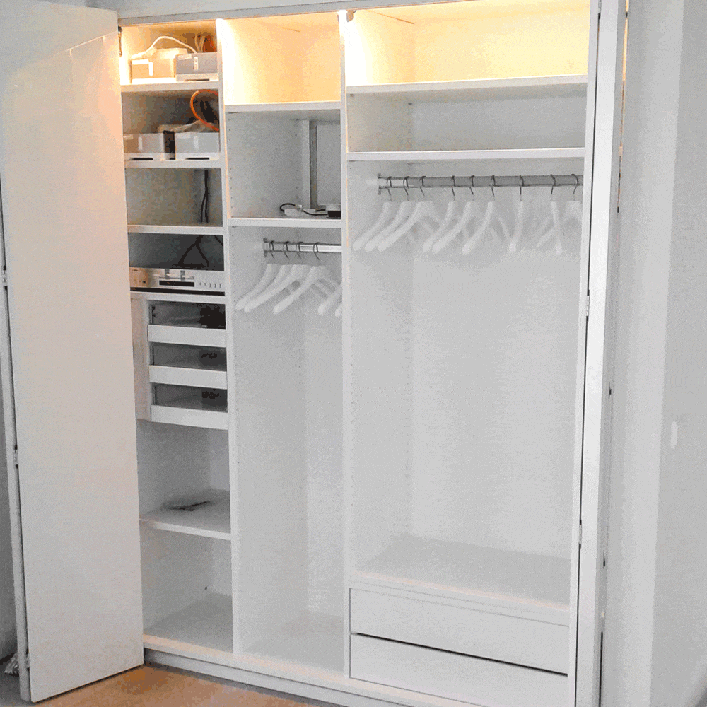 Einbauschrank mit Kleiderstangen, Schubladen und Beleuchtung