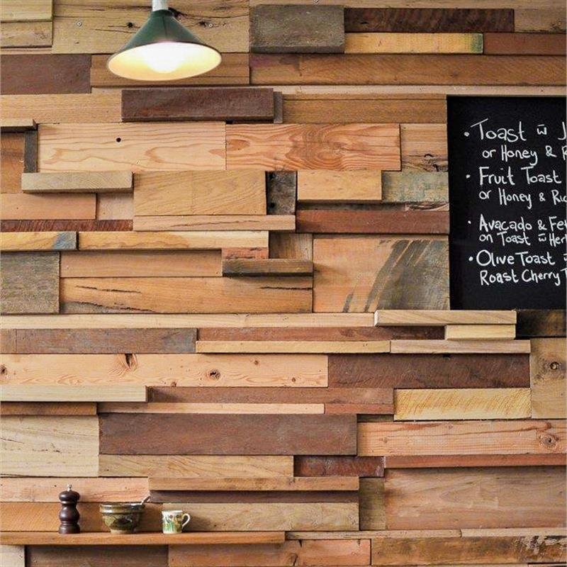 Wandverkleidung aus Holzstücken in verschiedenen Tönen mit Kreidetafel