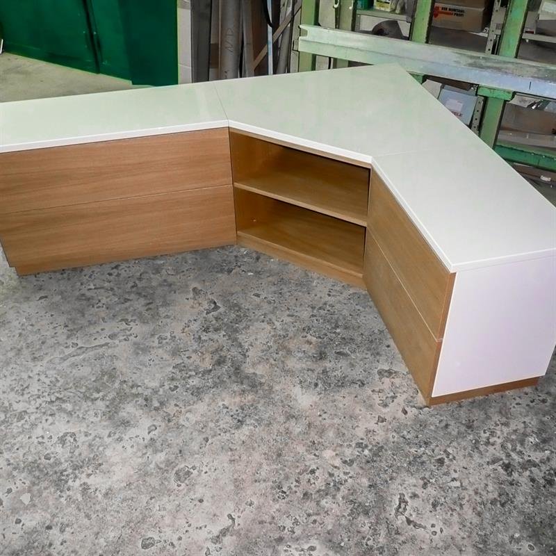 Eckmöbel mit weißer Arbeitsplatte und Holzkorpus