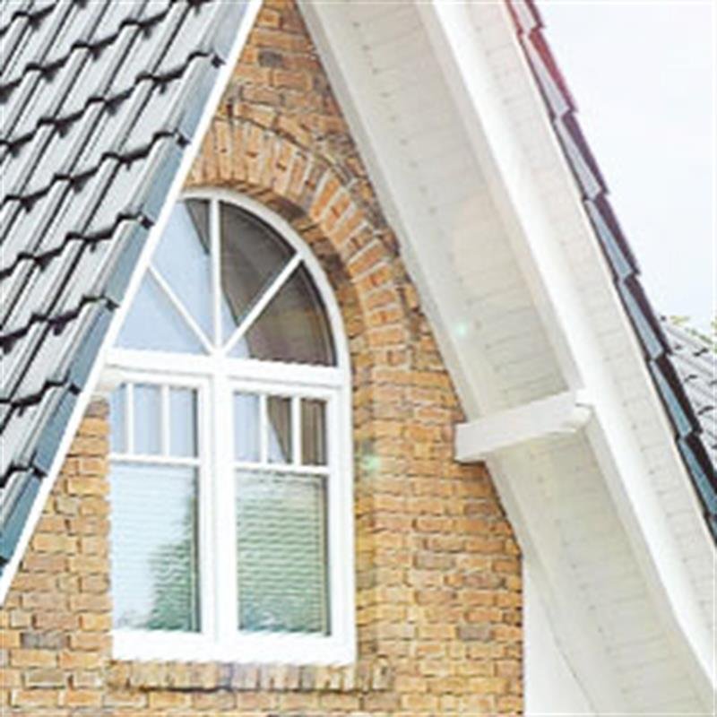 Rundbogenfenster im Giebel