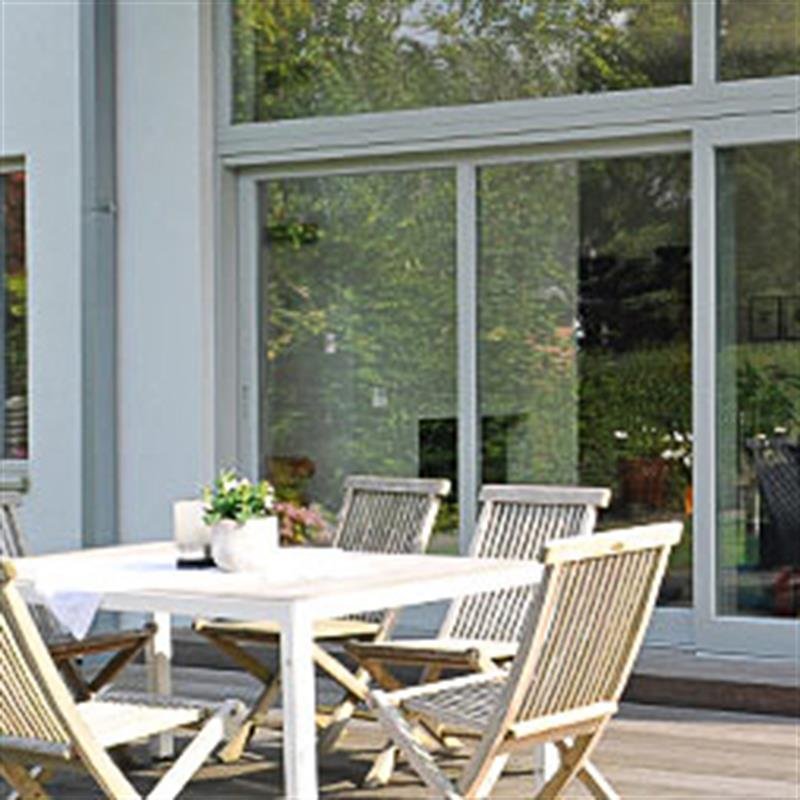 Schiebetüranlage mit Blick auf eine Terrasse mit Holzmöbeln