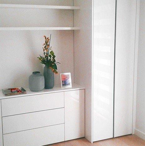Weißes Sideboard mit Wandregal