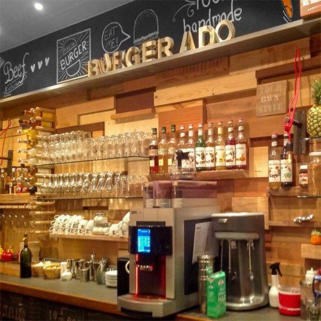 Theke im Burgerado Bochum mit Rückwand aus Holzleisten