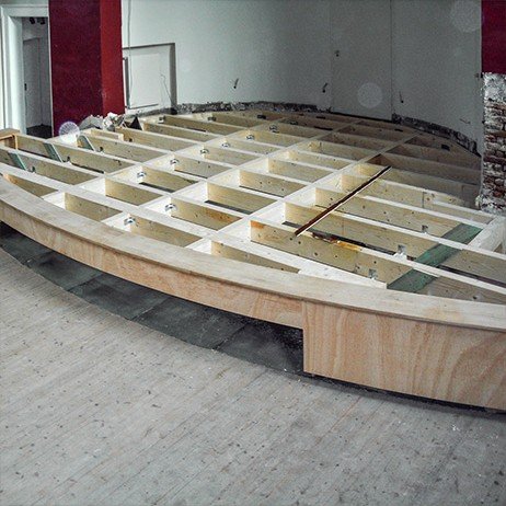 Unterkonstruktion einer runden Bühne aus Holz