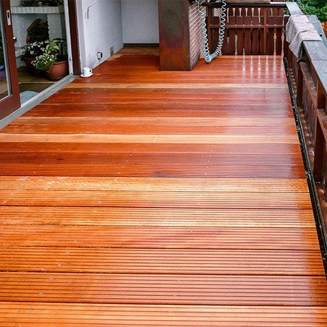 Terrassenbelag aus rötlichem Holz