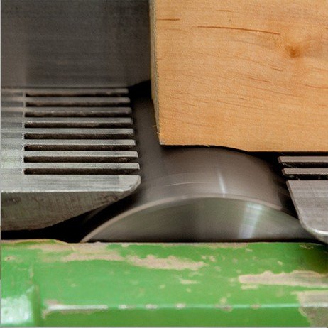 Werkstück an einer Holzbearbeitungsmaschine