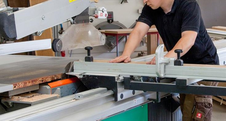 Formatkreissäge in der Werkstatt der Schreinerei Schuster